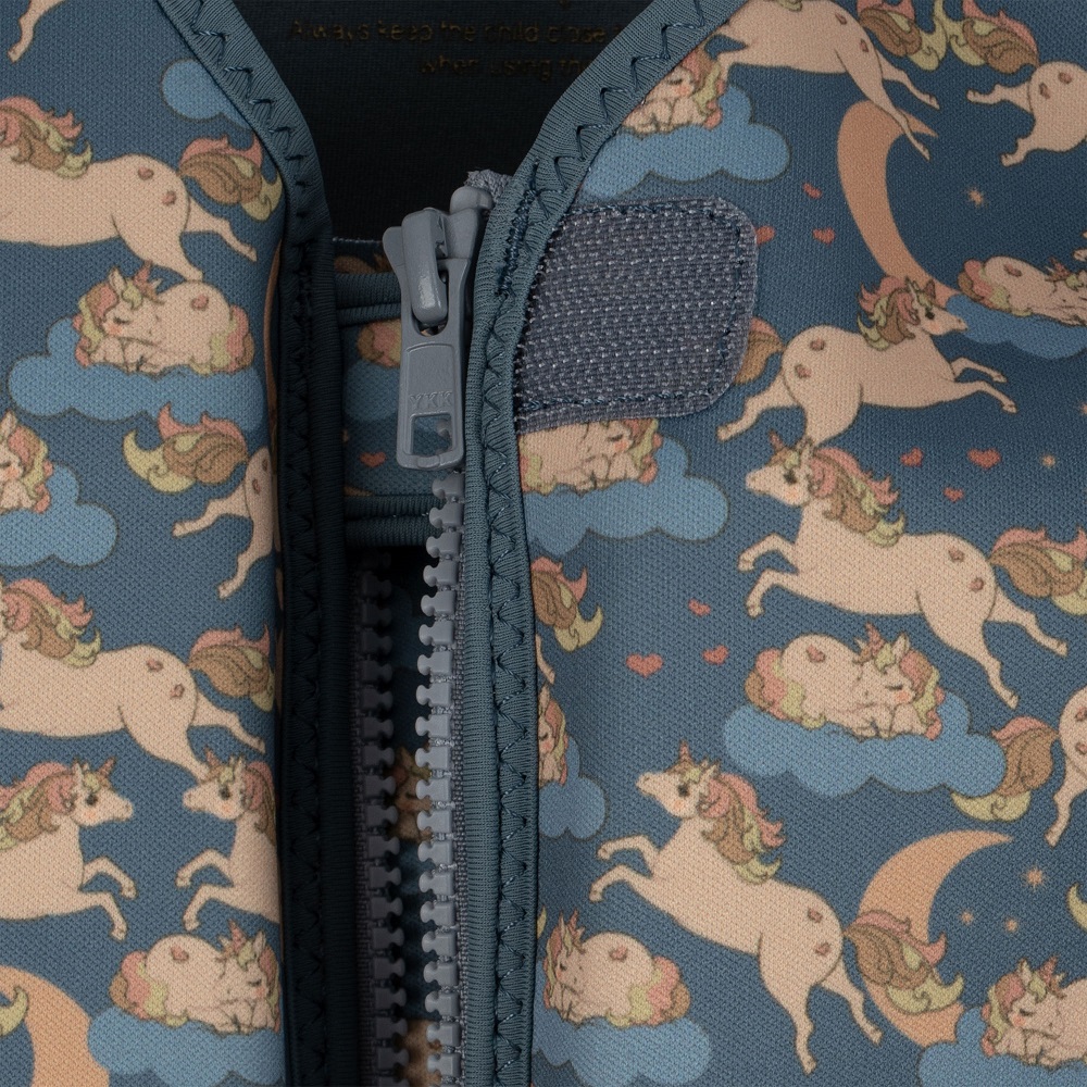 KS4445-NEOPRENE-FLOAT-VEST-FRILL-UNICORN-BLUE-Extra-2 Kinderweste, dunkelblau, Einhornmuster in Beige und Rosa, Wolken und Mond, Reißverschluss vorn.