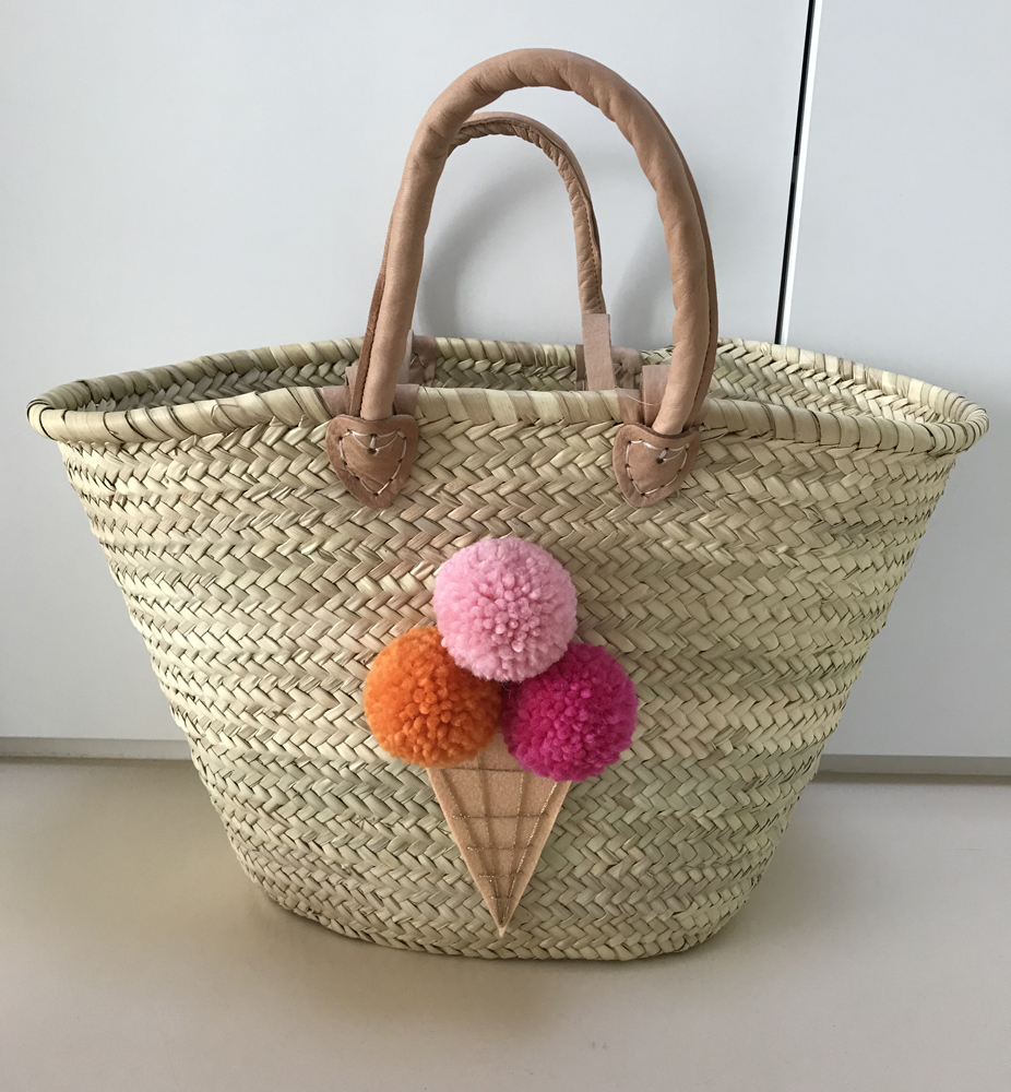 IMG_2581 Korb, beige, geflochten, Henkel, Eistüten-Applikation, Pompons in Rosa, Orange, Pink.