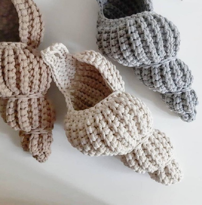 Muschel-lang-2 Gestrickte Hausschuhe, beige, grau, muschelform, dicke Wolle, handgemacht.