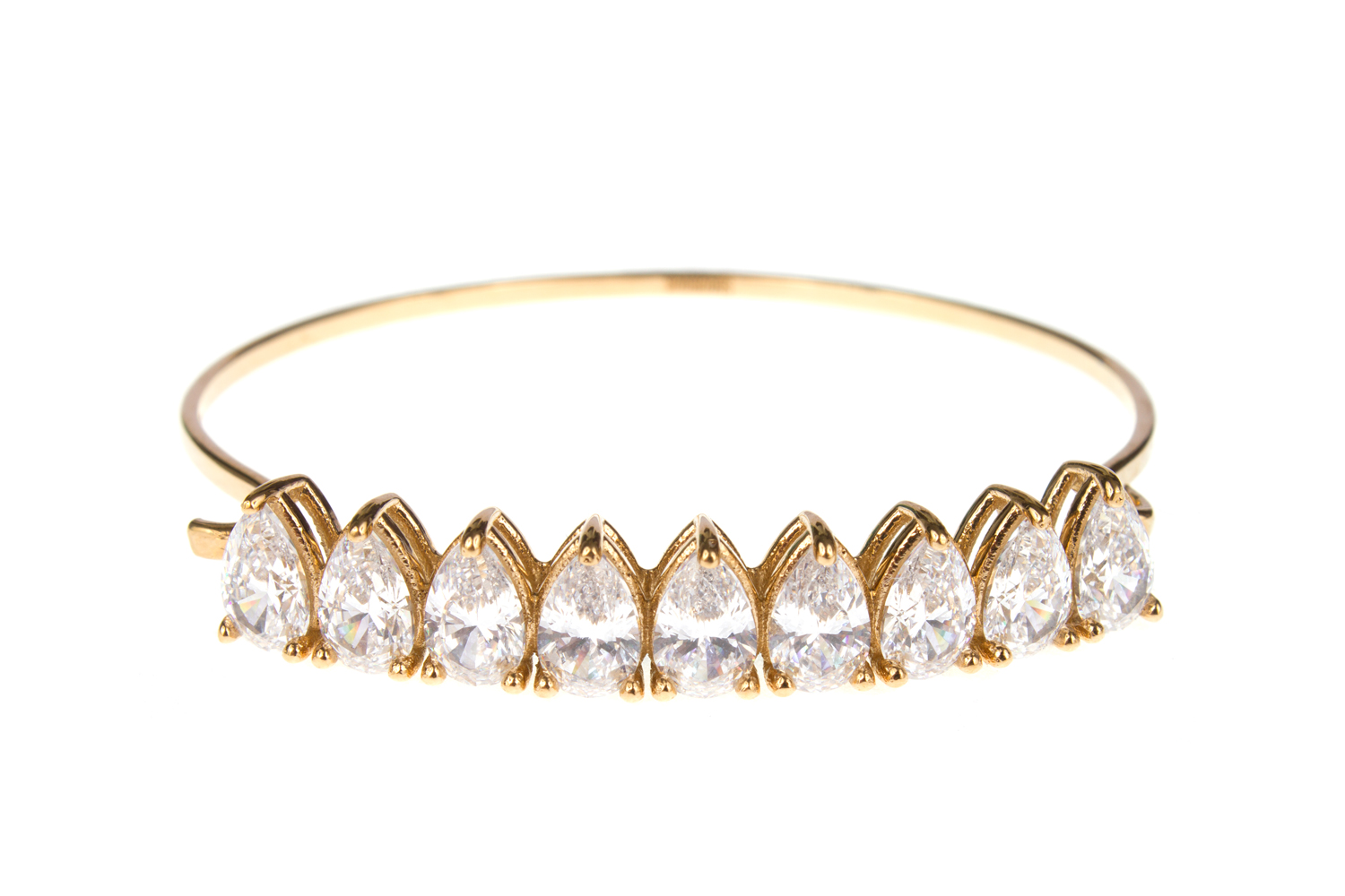 _MG_3563 Goldenes Armband, sieben tropfenförmige transparente Steine, funkelnd, zarte Fassung.