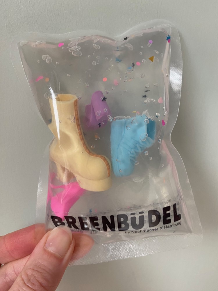 IMG_0210 Transparente Verpackung, bunte Deko-Stiefel in Gel, Farben: beige, lila, blau, Herstellername: BREENBÜDEL.