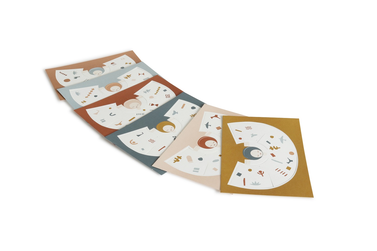 fridur-new-38 Sechser-Set Pappkarten, diverse Farben; grafische Muster; Aufdruck mit Helm und abstrakten Formen; Faltkarten in Halbkreisform; Design-Stil minimalistisch.