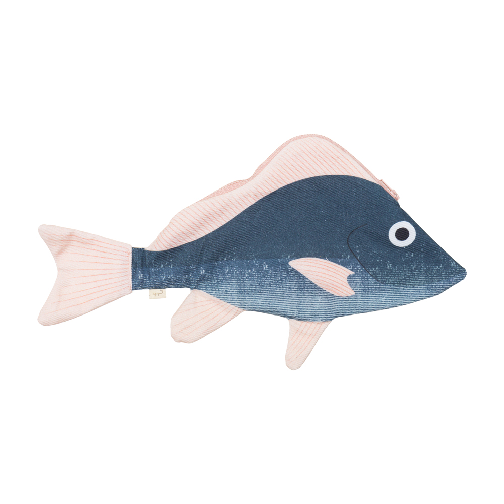 05120_1 Kuschelkissen, Fischform, blau-weiß, rosa Flossen, großer runder Aufnäher als Auge, Reißverschluss an der Oberseite.