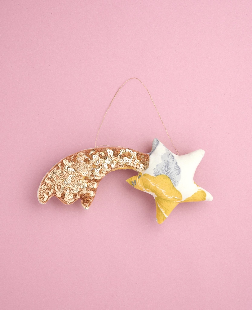 Shooting-Star-SILK-Ornament-Mango Weihnachtsschmuck, Sternschnuppen-Design, goldene Pailletten, gelb-weißer Stoffstern, blauer Blätteraufdruck