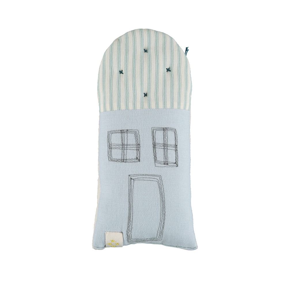 C29TSM_front Kuschelkissen, hellblaue Basis, gestreiftes Dach in Beige und Blau, aufgestickte Fenster und Tür, rechteckige Form, Hausdesign.