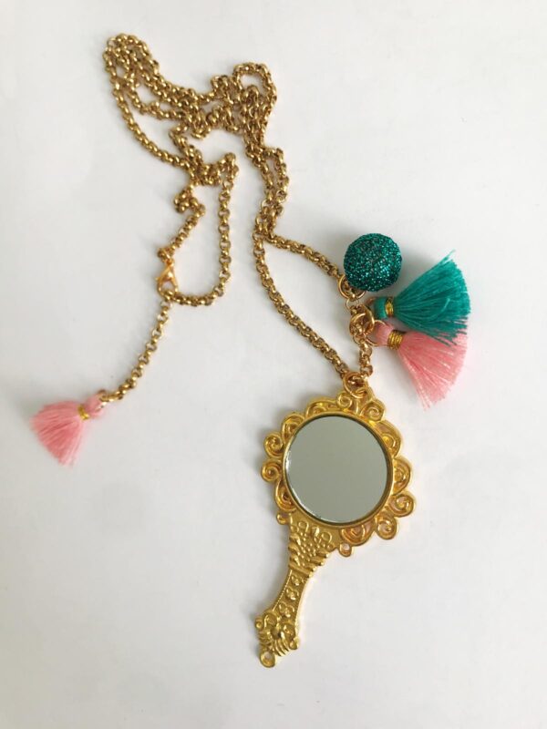 IMG-20191212-WA0012-600x800 Goldene Halskette mit Spiegelanhänger, verziert mit filigranen Details. Anhängsel: grüner Glitzerkugel, Quasten in Pink und Türkis.