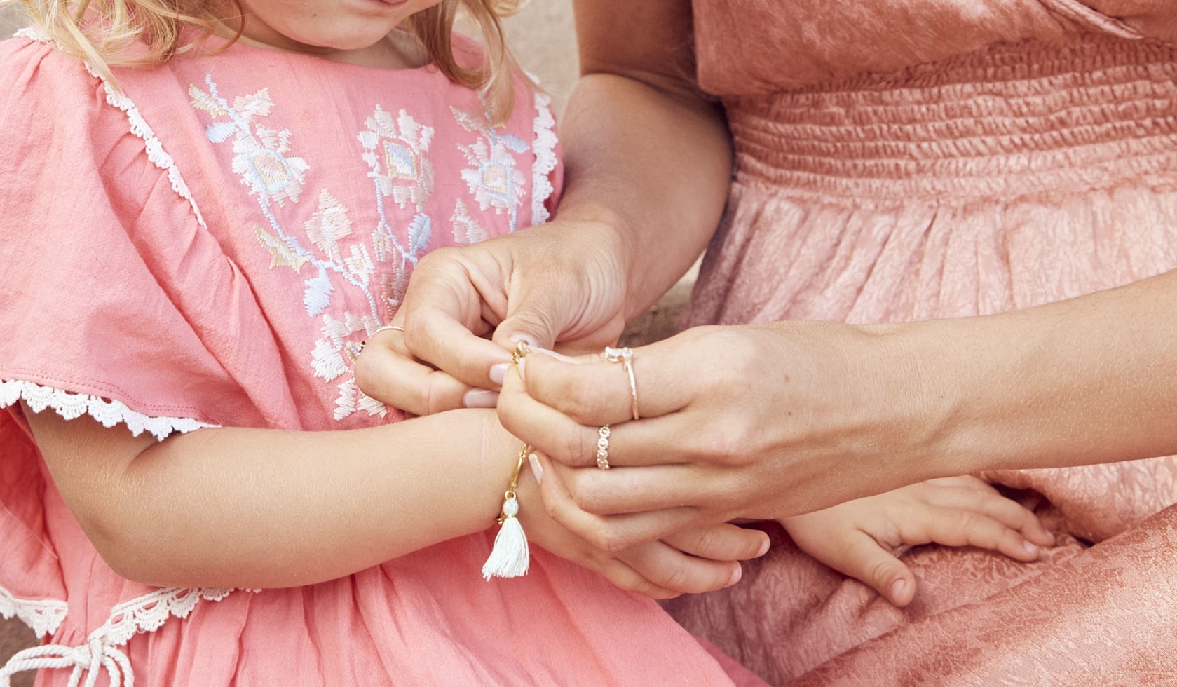 women-ring-carlett-gold-4 Kind, rosa Kleid mit Blumenstickerei, Spitze; Erwachsene, rosa Kleid, Schmuck; Armband mit Quaste, goldfarben, Perle