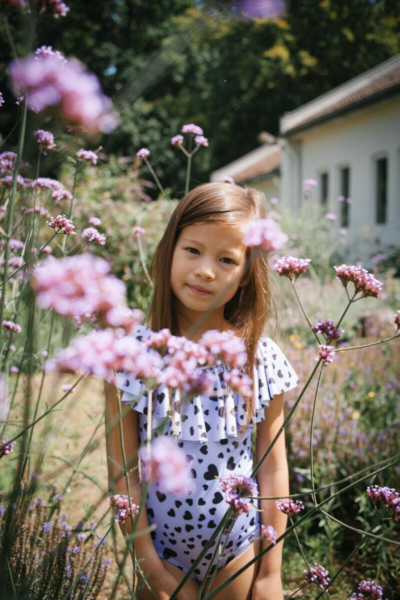 0000885658150DEE_L Kinderbadeanzug, weiß, Herzmuster, Rüschenkragen.