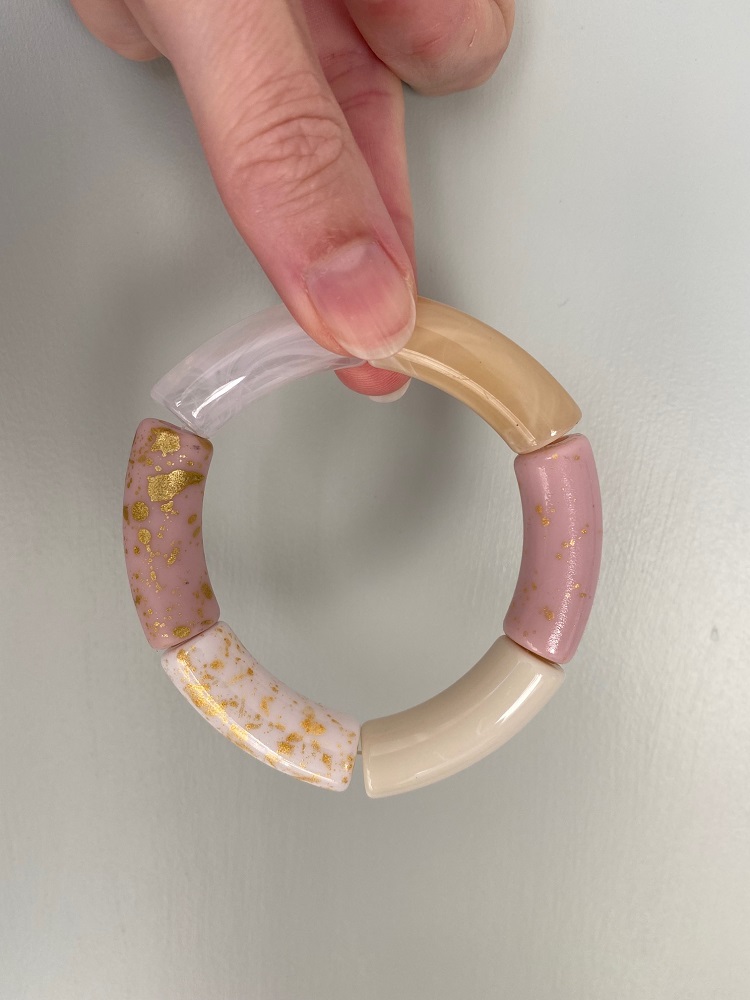 IMG_8879 Rundes Armband, segmentiert; Farben: Beige, Rosa, Weiß, Transparent; goldene Sprenkel auf Rosa und Weiß; lackiert, glänzende Oberfläche.