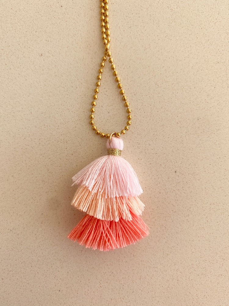 IMG_0636_jpg Halskette mit Quastenanhänger, dreifarbige Quasten in Rosa, Beige und Koralle, goldene Kugelkette.