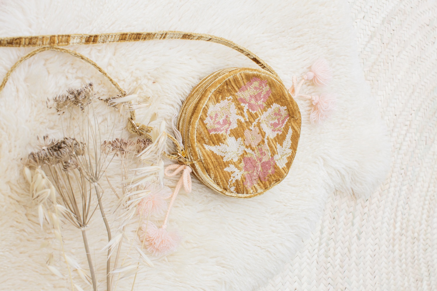 kidsbagbressuahoney2 Runde Handtasche, beige-gold, florales Muster mit rosa Blüten, Reißverschluss, lange Trageschlaufe, rosa Quastenanhänger.