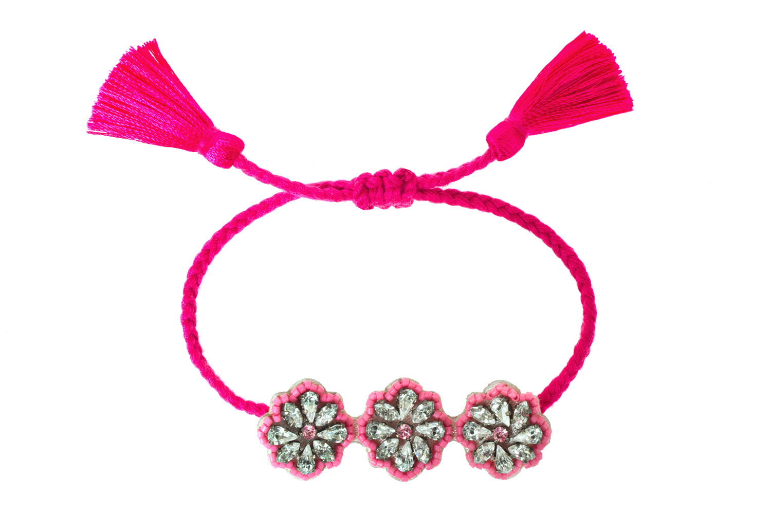 AHTNA-BRACELET-FLOWER-PINK Armband, pink, geflochtener Faden, drei blumenförmige Anhänger mit silberfarbenen Strasssteinen, Quasten an Enden.