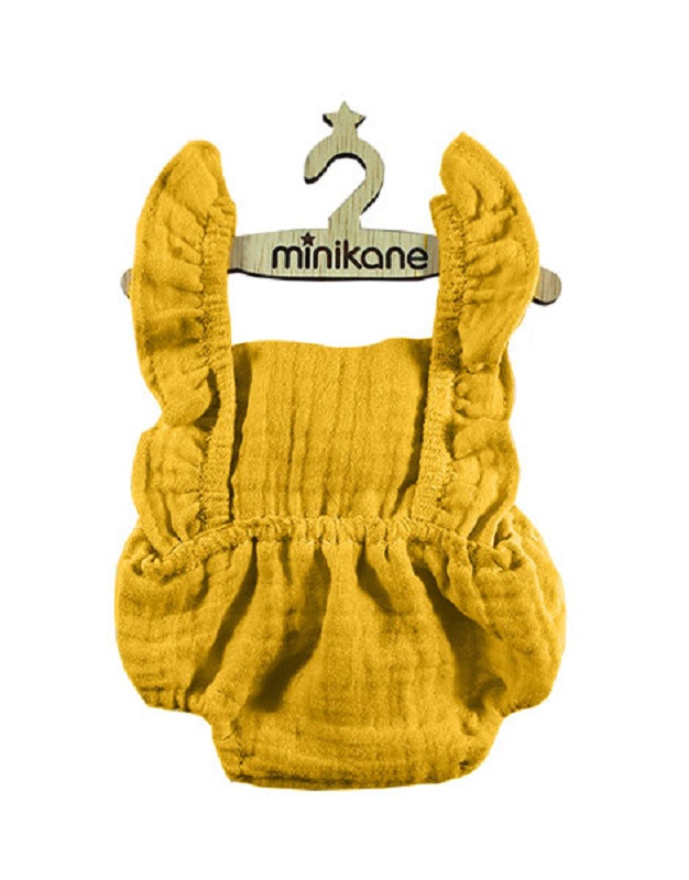 barboteuse-retro-lou-moutarde Puppen-Body, Gelb, Holzbügel mit Schriftzug "minikane", Rüschen-Träger, Musselin-Stoff.