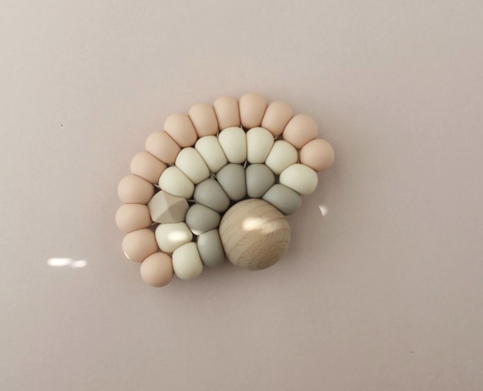 Bildschirmfoto-2019-02-18-um-11-27-42 Holzspielzeug-Rassel, Regenbogenform, beige und pastellfarben, runde und hexagonale Elemente.