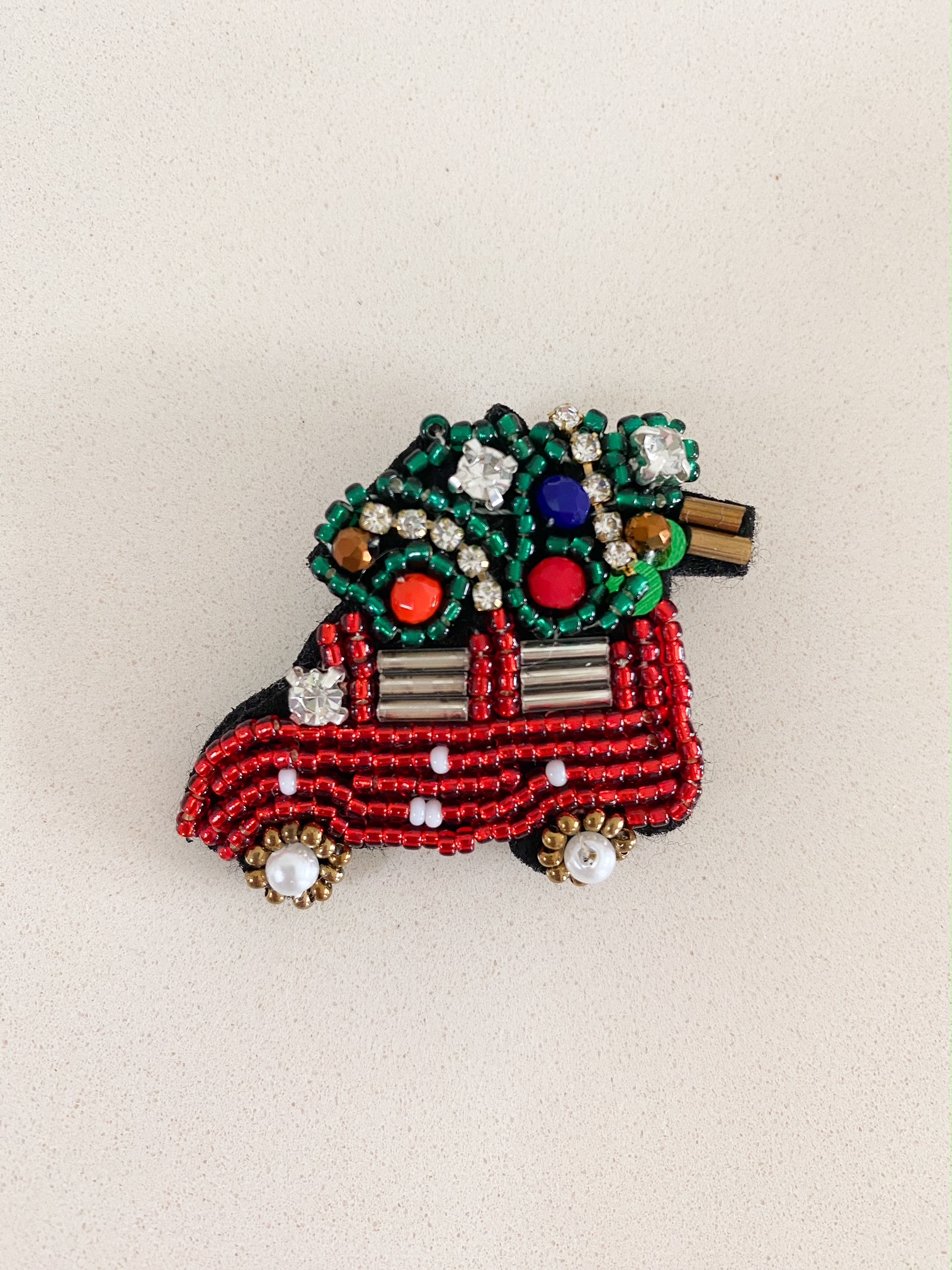 Anstecker aus Perlen Auto mit Tanne