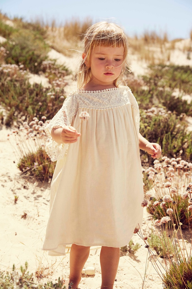 girls-dress-amara-cream-1 Kleid für Kinder, cremefarben, Spitzenbesatz an Ärmeln und Kragen, locker geschnitten.