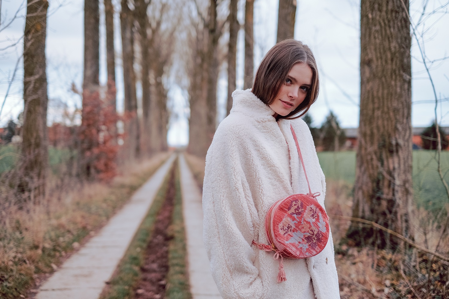 womenbagsiarusty4 Flauschiger Mantel, cremefarben; runde Umhängetasche, rosa mit floralem Muster.
