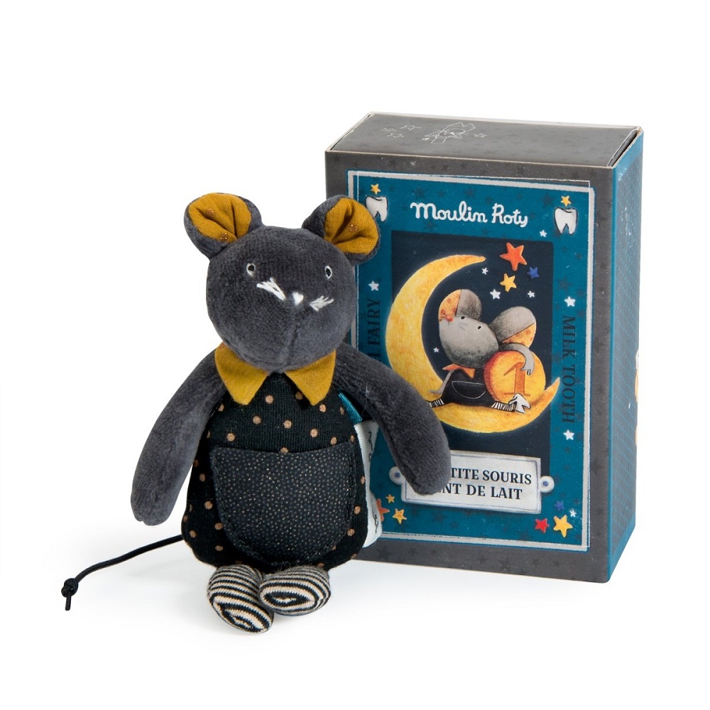 MR666004-Milchzahn-Maus-Les-Moustaches-2 Stofftier Maus, dunkelgrau, gelber Kragen, gepunktete Kleidung, gestreifte Füße, neben Geschenkbox mit Mondmotiv und Sternen.