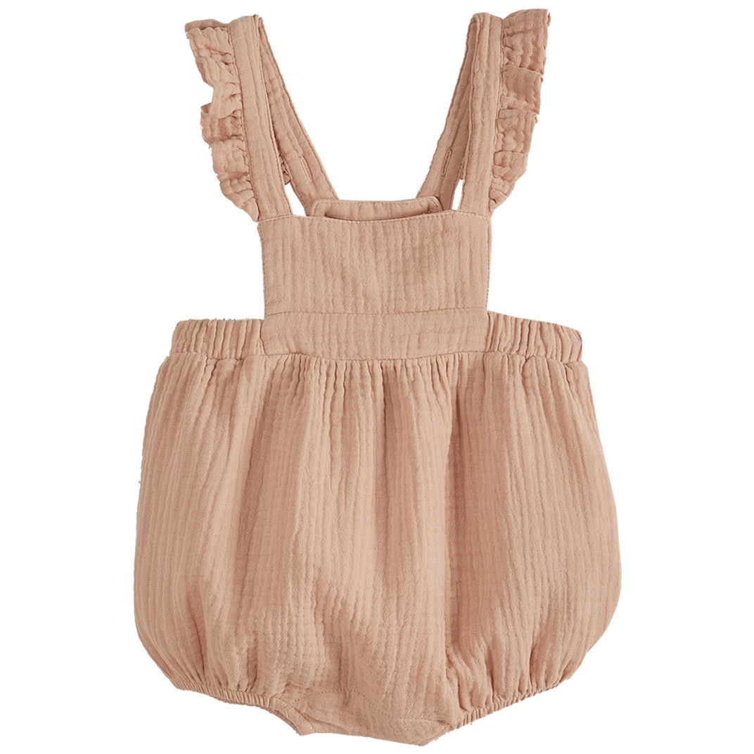 Baby-Romper; einfarbig beige; Rüschen an Trägern; geripptes Material; elastischer Beinabschluss.
