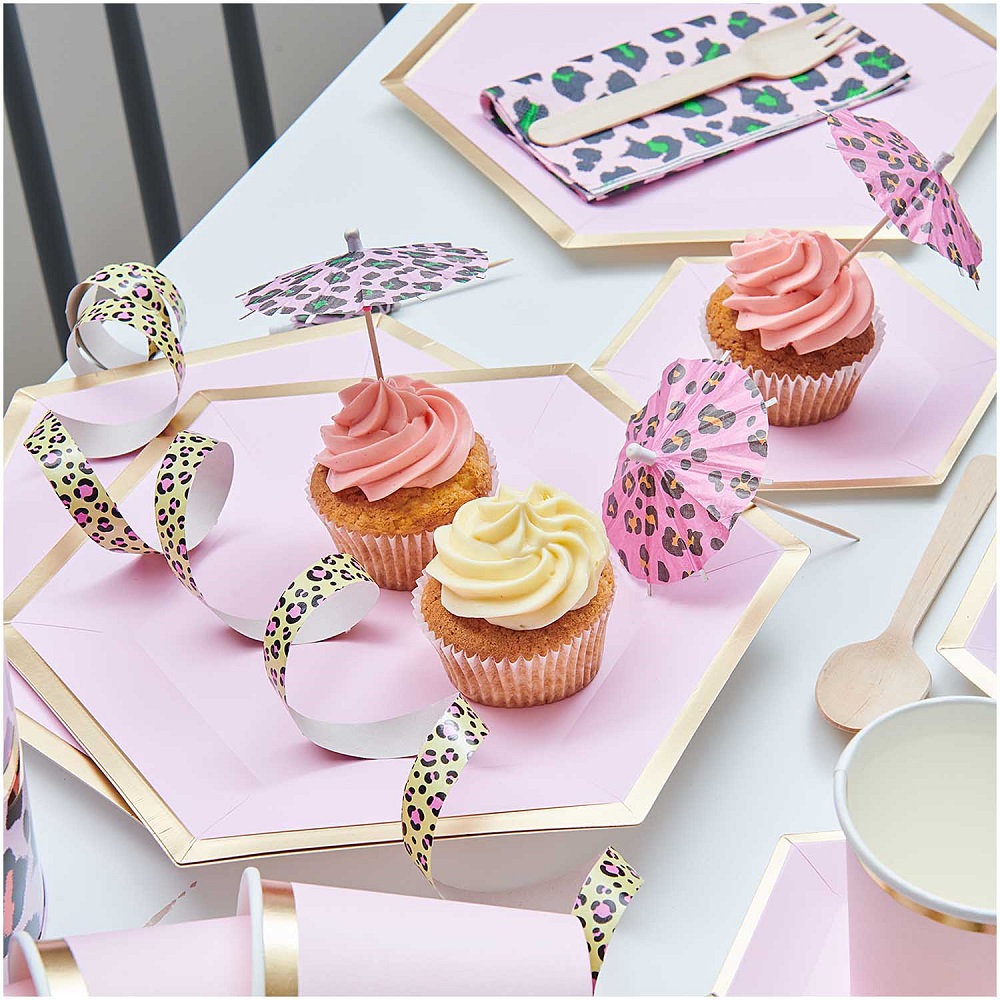 81004-00-19_aw_3 Cupcakes, rosa und gelbes Frosting, Pappschirme mit Leopardenmuster, rosa Pappteller mit goldenen Rändern, Tischset mit Leopardenmuster, Holzbesteck, Pappbecher.