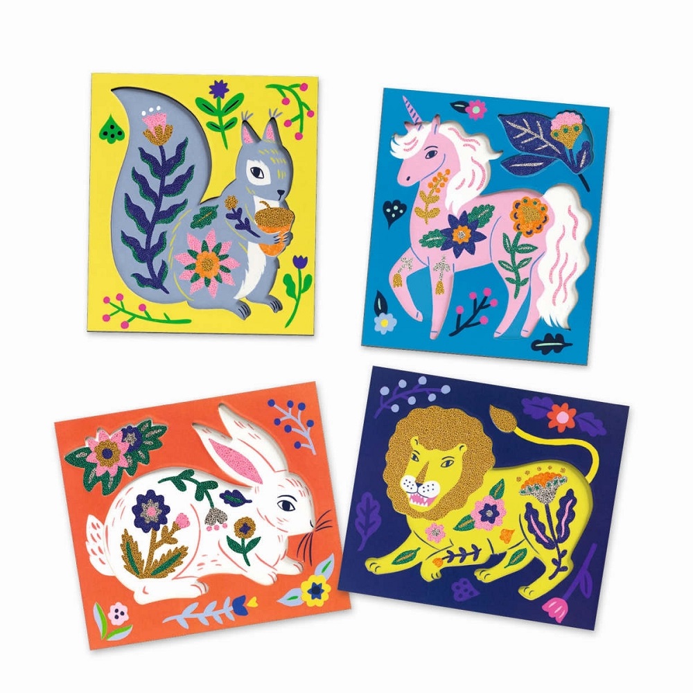 DJ09475-Artistic-Beads-Blumenpracht-3 Vier Karten, tierische Motive, Blumenverzierung; Eichhörnchen auf Gelb, Einhorn auf Blau, Hase auf Orange, Löwe auf Dunkelblau; bunte florale Designs.
