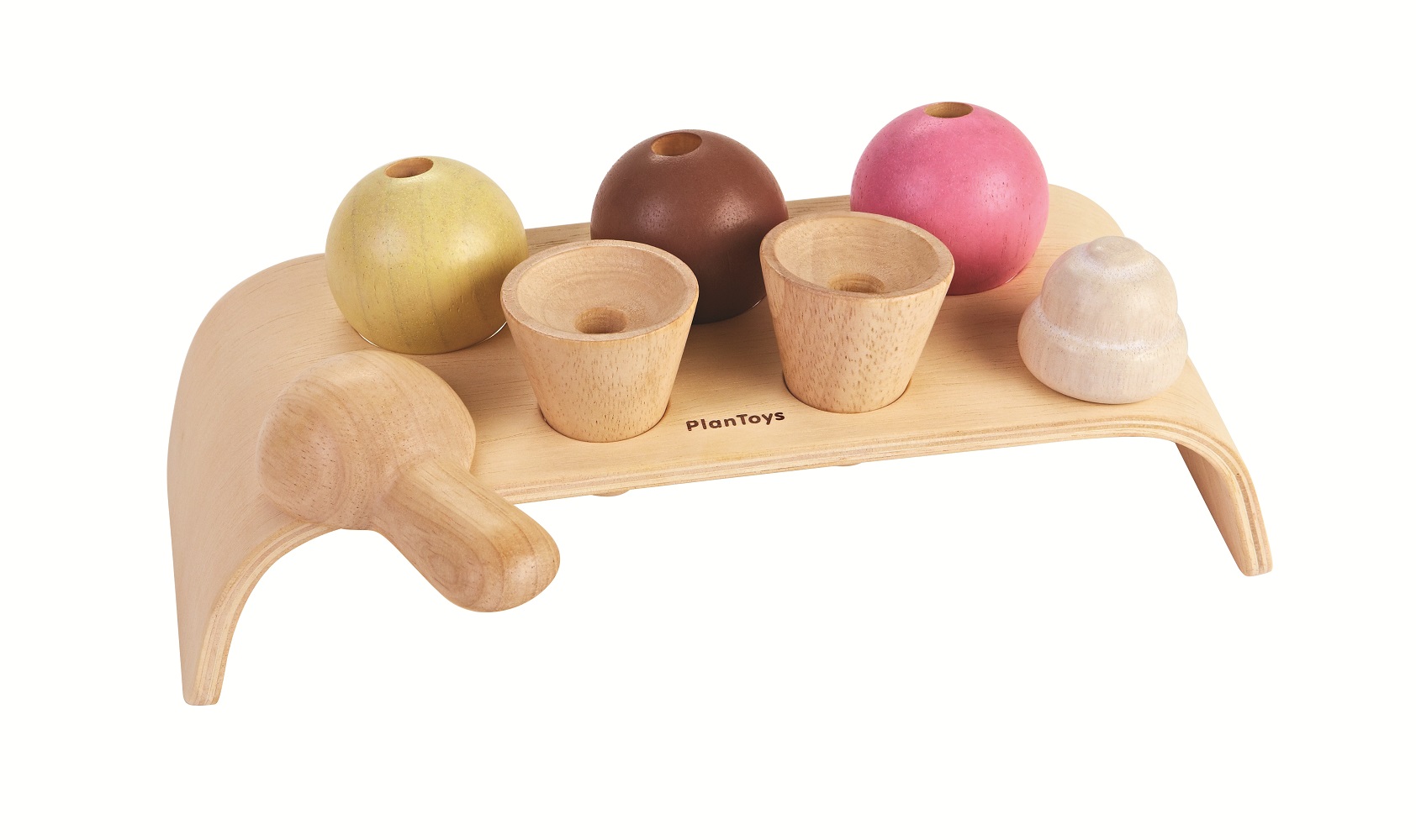 4003486b Holzspielzeug-Set, Eistüten-Thema, naturfarbene Basis, drei bunte Kugeln in Gelb, Braun, Rosa, drei Eistüten aus Holz, abnehmbarer Eisportionierer, PlanToys-Aufdruck.