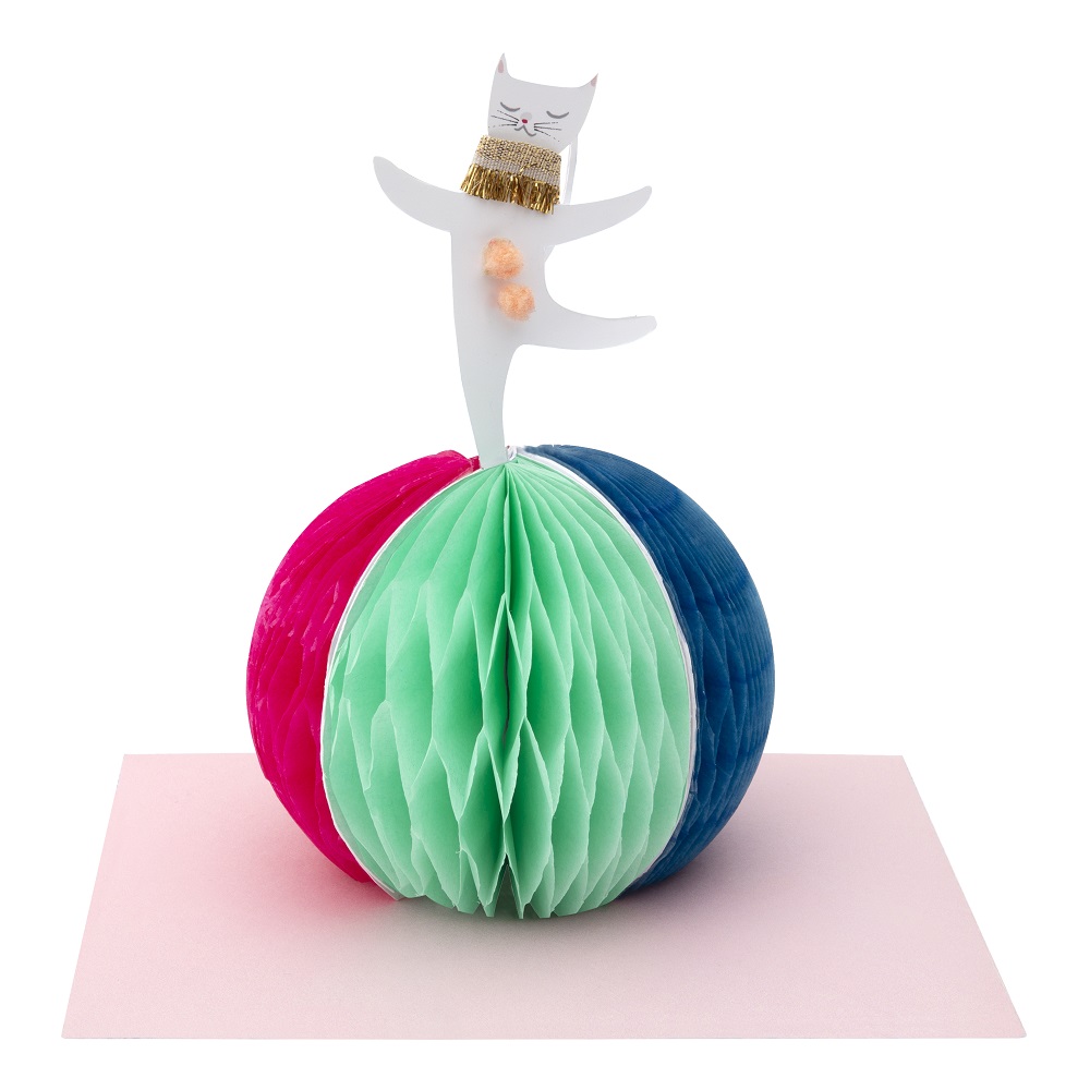 193110a_19E Papierfigur Katze, pastellfarbene Wabenballbasis in Türkis, Pink und Blau, goldener Rüschenkragen, rosa Glitzerknöpfe, ruhende Pose, rosa Karte als Untergrund.