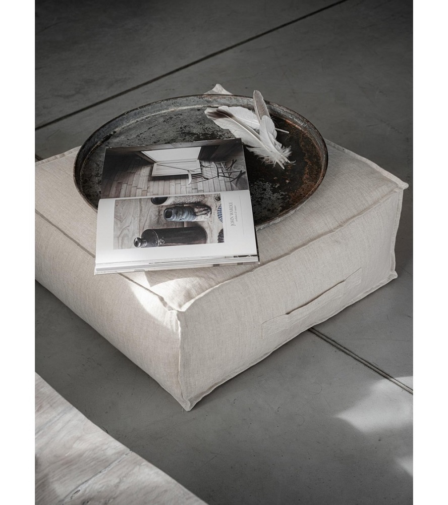 lniany-puf-podlogowy-naturalny-bez-1 Beiger Sitzpouf, rechteckig, mit Magazine; darauf rundes, dunkles Tablett, weiße Federn.