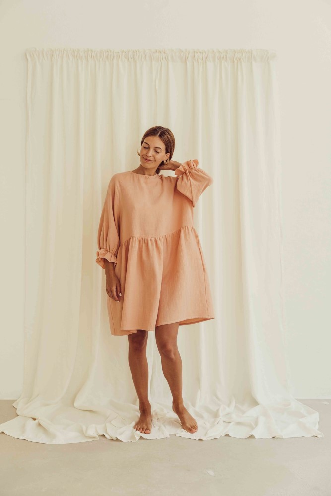 liss23_075_W_lilou-dress_peach_1 Weites Damenkleid, hellrosa, lange voluminöse Ärmel, rundem Kragen, knielang.