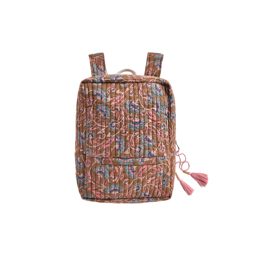 Girls-Backpack-Arti-BronzeFolkFlowers-4 Rucksack, braun, florales Muster in Rosa und Blau, rechteckige Form, zwei Schulterriemen, Quasten-Akzent an der Seite.