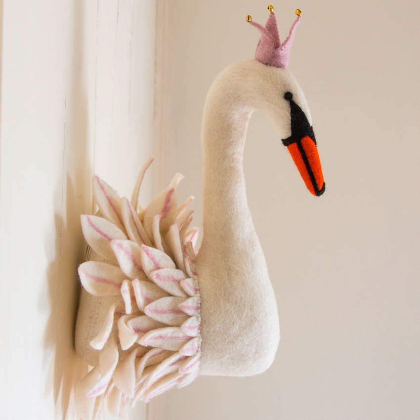 Odette-Swan-Wall-Hanging-2 Wanddekoration Schwan; weiß; Filz; Krone pink; Schnabel orange und schwarz; detaillierte Federn.