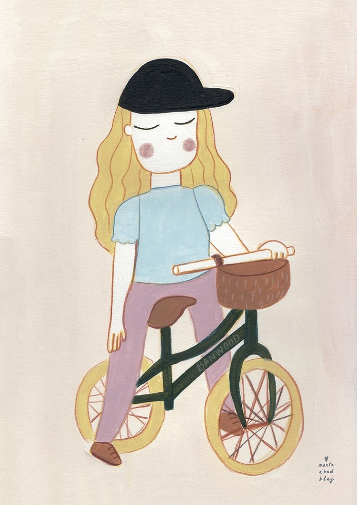 Illustration, Mädchen mit schwarzem Hut, hellblaues Oberteil, lila Hose; Fahrrad, schwarzer Rahmen mit Schriftzug, gelbe Reifen, brauner Korb; stilisiert, fröhlicher Ausdruck.