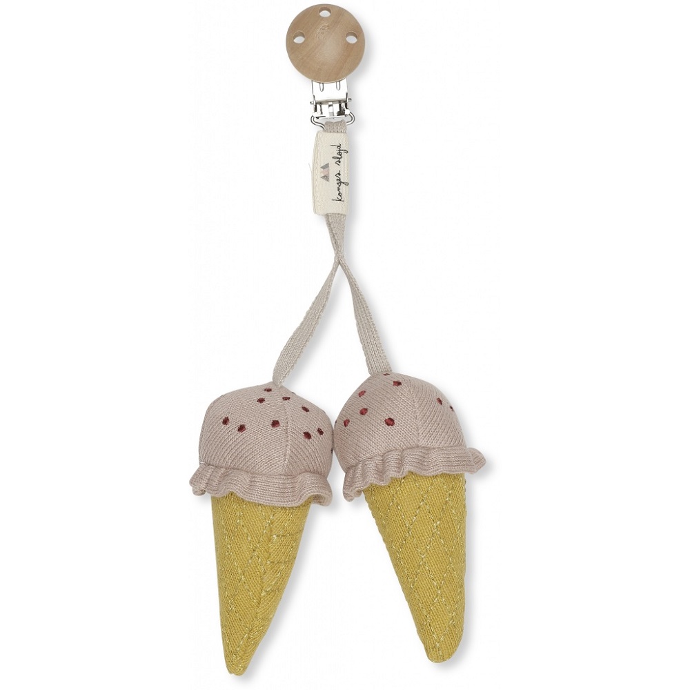 KS1423-PINK-Main Babywagen-Clip mit doppeltem Eistüten-Anhänger, gestrickt, Oberteil beige mit roten Punkten, Waffel in Gelb, Clip aus Holz.