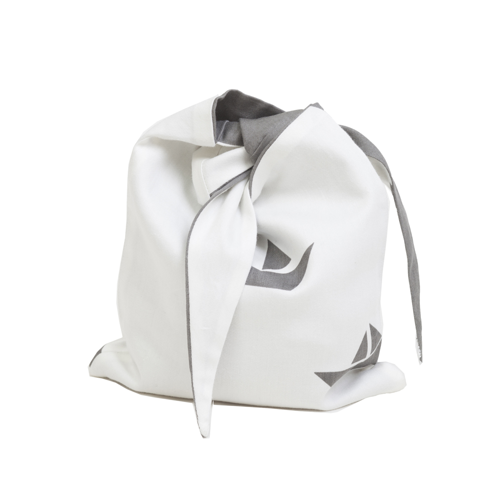 LB-SHIPw16-lunchbag-ship-white-closed Textiltasche, weiß mit grauen Details, Knotendesign, abstrakter Aufdruck, Segelmotiv, graues Innenfutter.