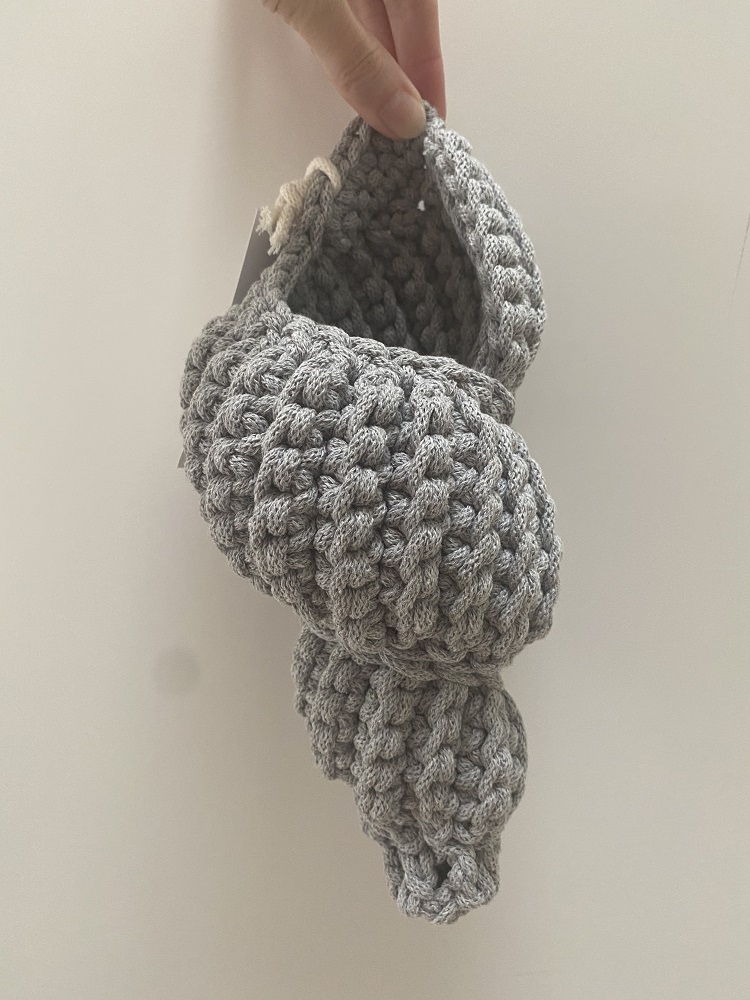 IMG_1688 Gehäkelter Elefant, grau, grob strukturiertes Garn, handgehalten.