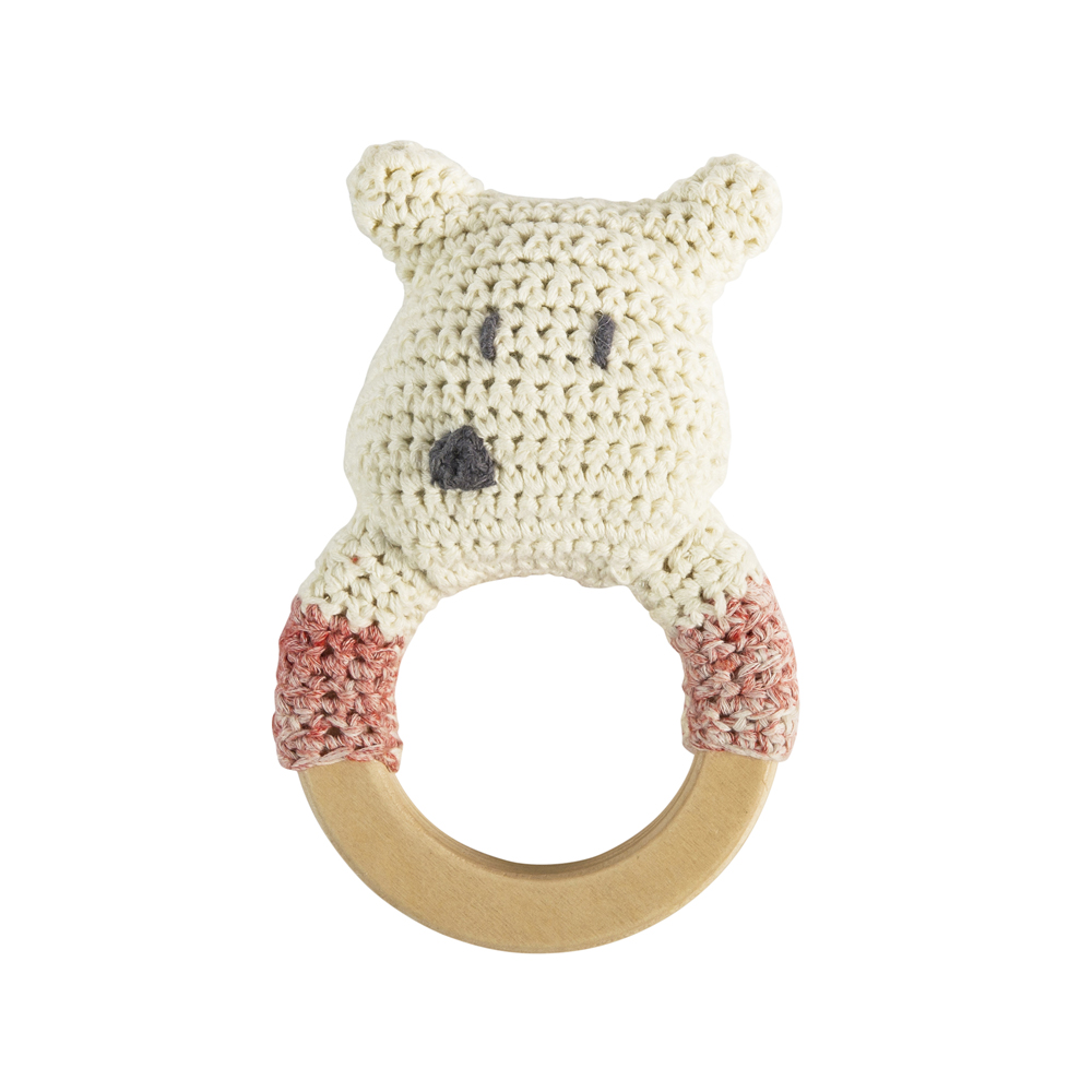3009304 Holz-Beißring, gehäkeltes Tiermotiv, cremefarbene Bärenkopf, rosafarbene Pfoten, graue Stickereien, Holzgriff.