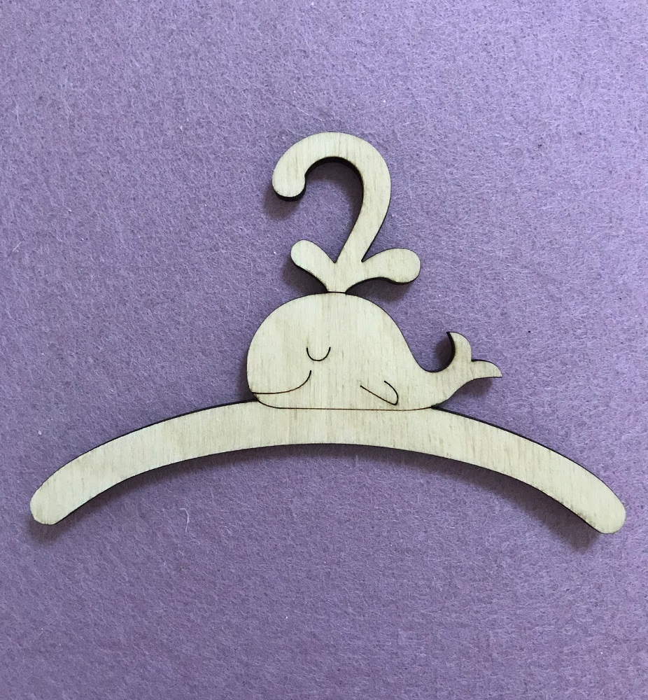 IMG_2827 Holzaufhänger, Wal-Design, naturbelassen, lila Hintergrund