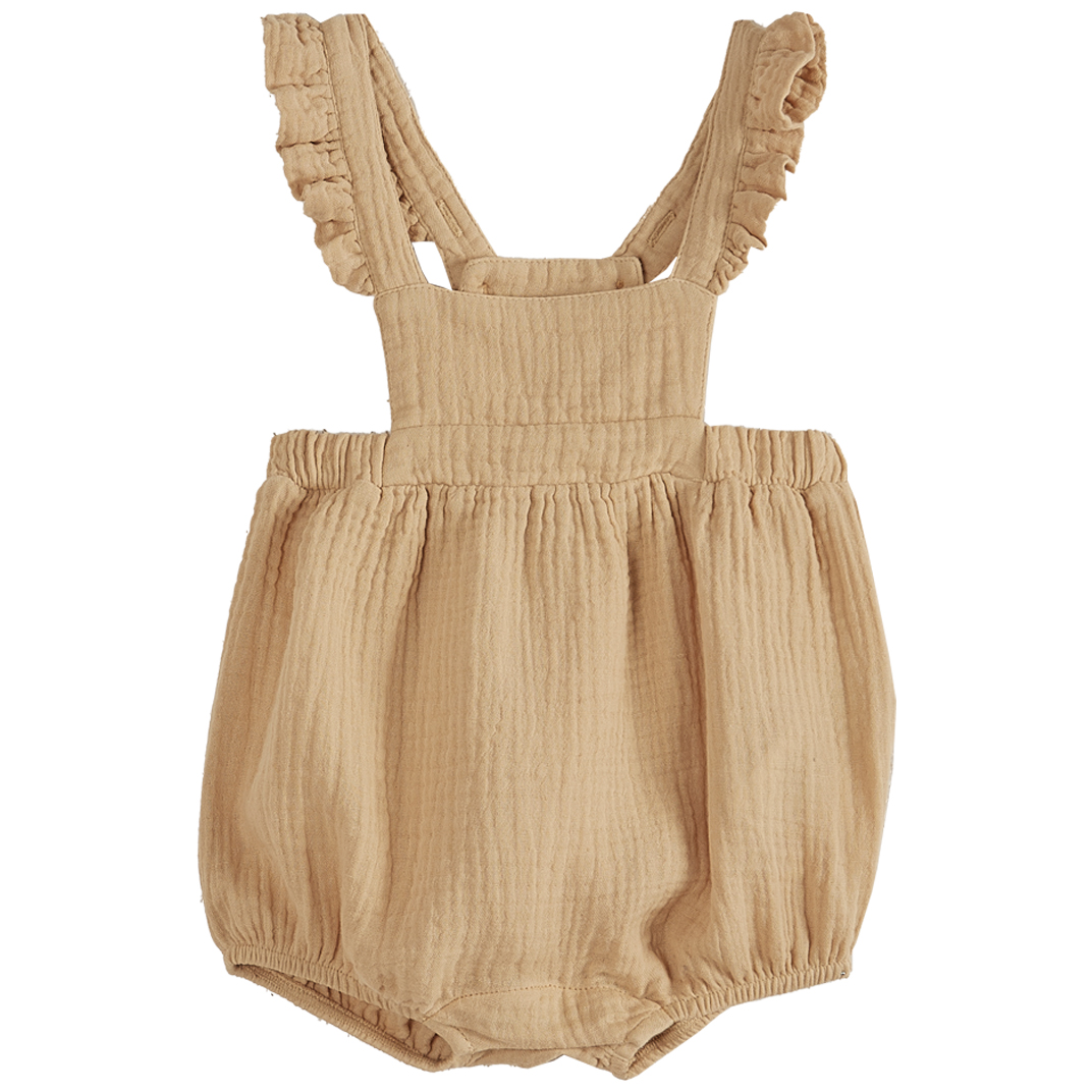 Baby-Strampler, beige, aus Baumwollstoff, verstellbare Schulterträger mit Rüschen, elastischer Bund, ärmellos.