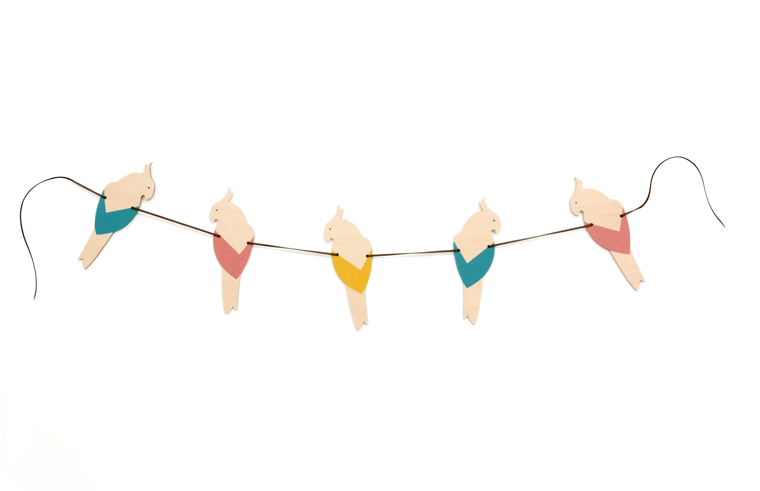 parrot-garland-multicolor-nobodinoz-1 Girlande mit fünf Holzpapageien, bunte Brustverzierung in Blau, Rot, Gelb.