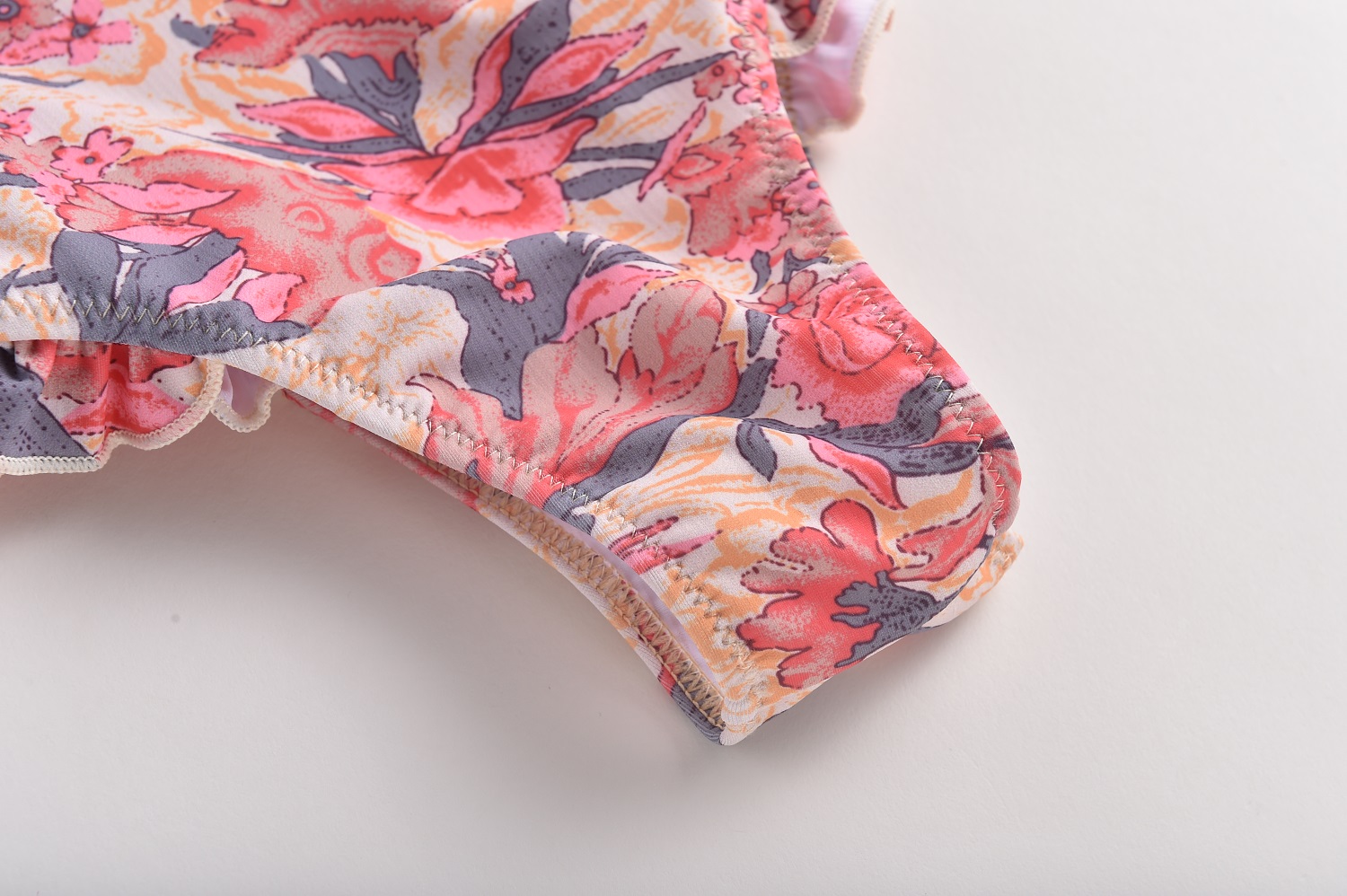 girls-bathing-suit-zacatecas-pink-flowers-7 Bikinihose, Blumenmuster, Farben: Rosa, Grau, Beige, Gelb, Rüschenrand