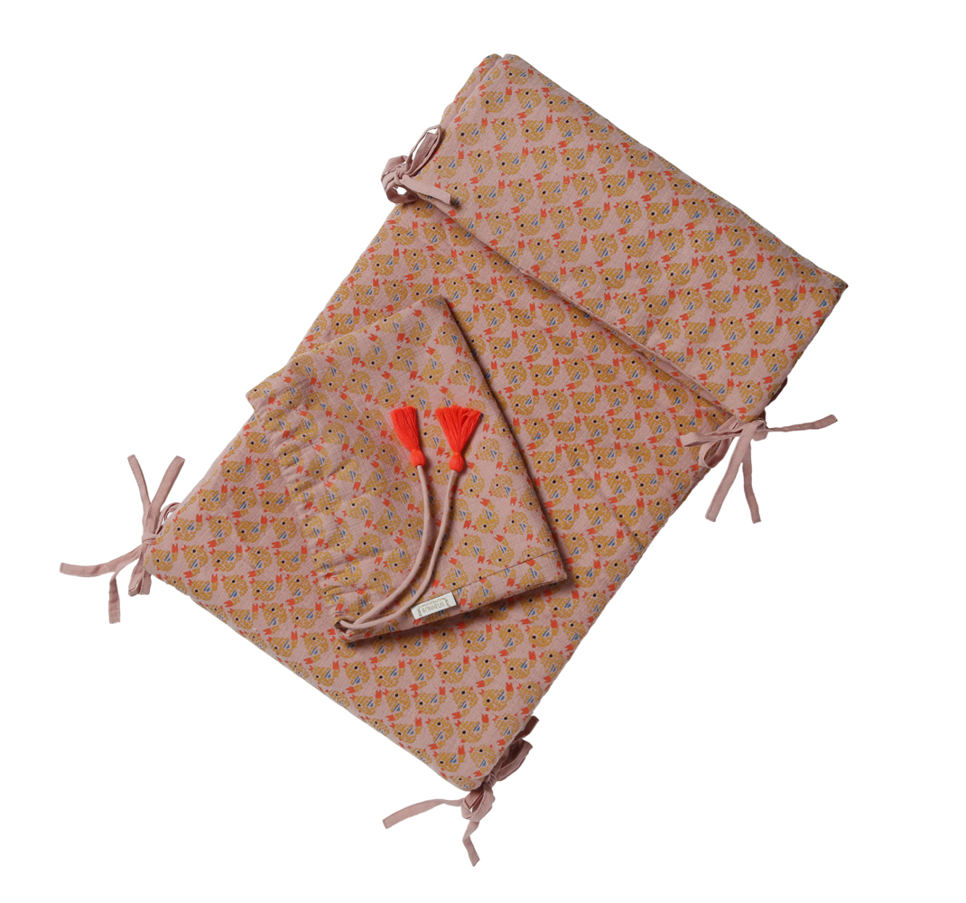 OISO-2 Krabbelmatte mit passender Tasche, rosa Grundfarbe, rautenförmiges Hühnerprint-Muster, rosa Bänder, orange Quasten an der Tasche.