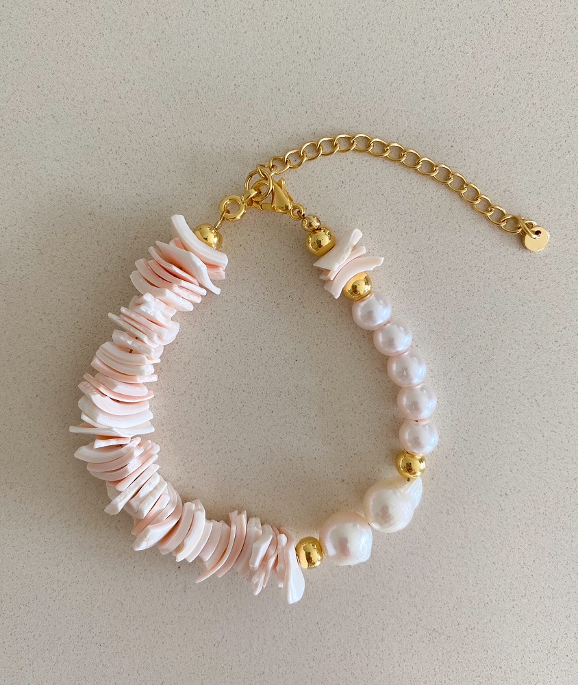 Armband, goldene Gliederkette, weiße Perlmuttscheiben, goldene Kugeln, weiße Perlen, Herzanhänger.