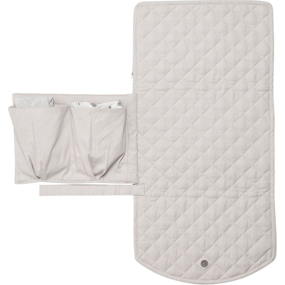 16323-Extra-1 Wickelunterlage, beige, Steppmuster, zwei Taschen, Klappdesign, dezenter Knopfverschluss.