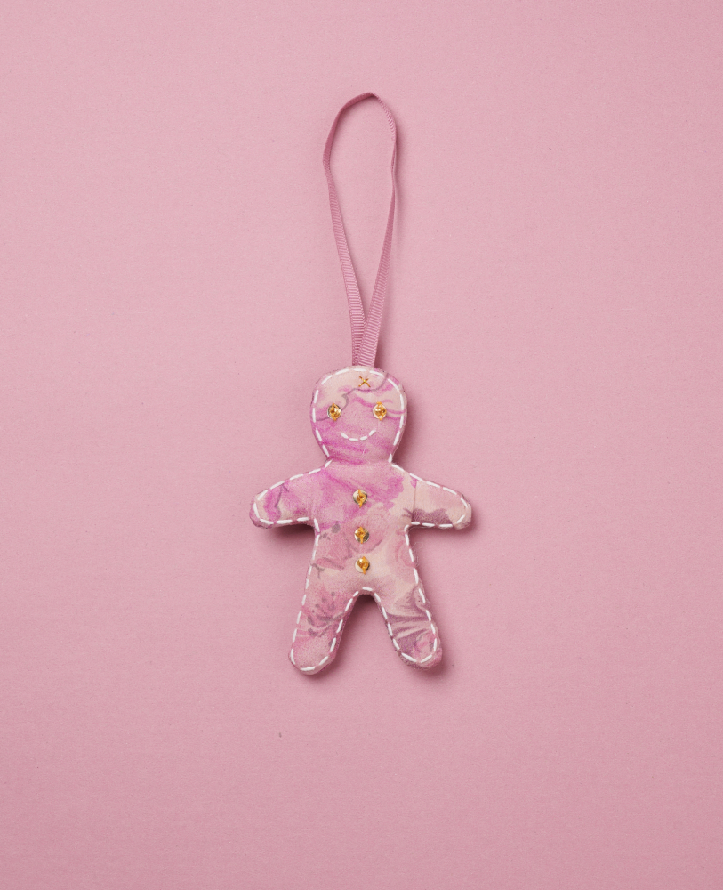 Ginger-SILK-Ornament-Bubblegum Stoffanhänger, Lebkuchenmann-Form, Rosa, Blumenmuster, gelbe Knöpfe, Aufhängeschlaufe.