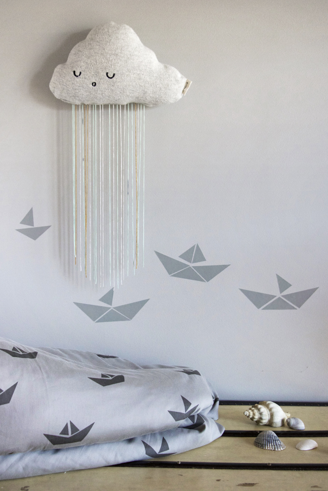 wallsticker-paperboat Wanddeko, graue Wolke mit Gesicht und Fäden, graues Bettwäsche-Set mit schwarzen Papierboot-Aufdrucken, Wandaufkleber graue Papierboote.