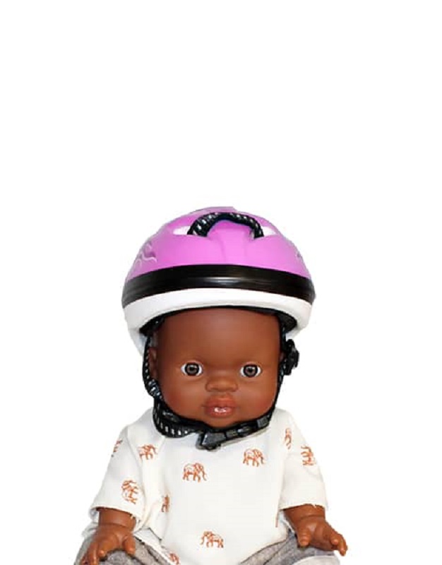 casque-velo-poup-e-rose Puppe, braune Haut, lilafarbener Helm, weißer Strampler mit Elefantenaufdruck.