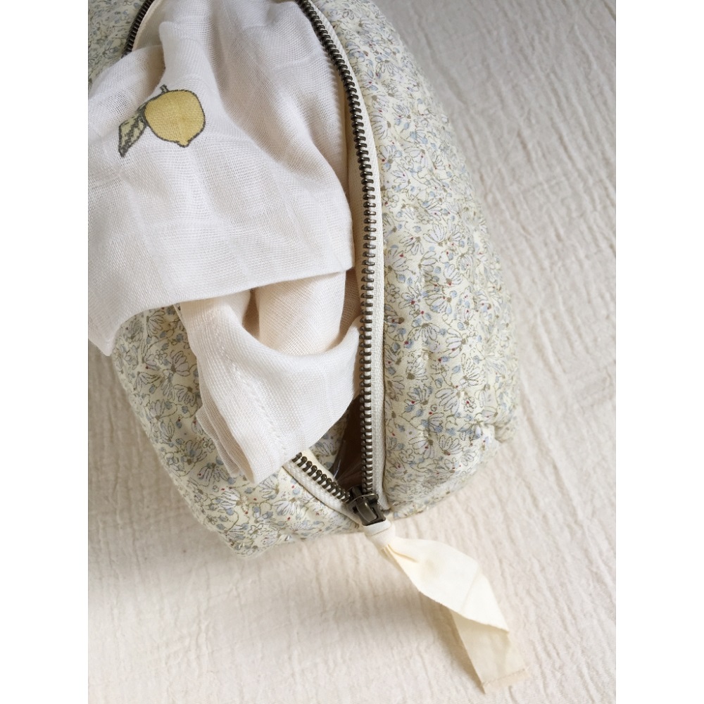 17608-MELODIE-Main Kosmetiktasche, floral gemustert, Reißverschluss, cremeweißes Innenfutter, Tuch mit Zitronenaufdruck.