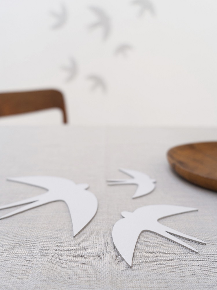 sverm-birds-large-1 Weiße Schwalben-Dekoration aus Papier auf hellem Tisch, minimalistisch, Schwalben in verschiedenen Größen, Wand- und Tischdekoration.