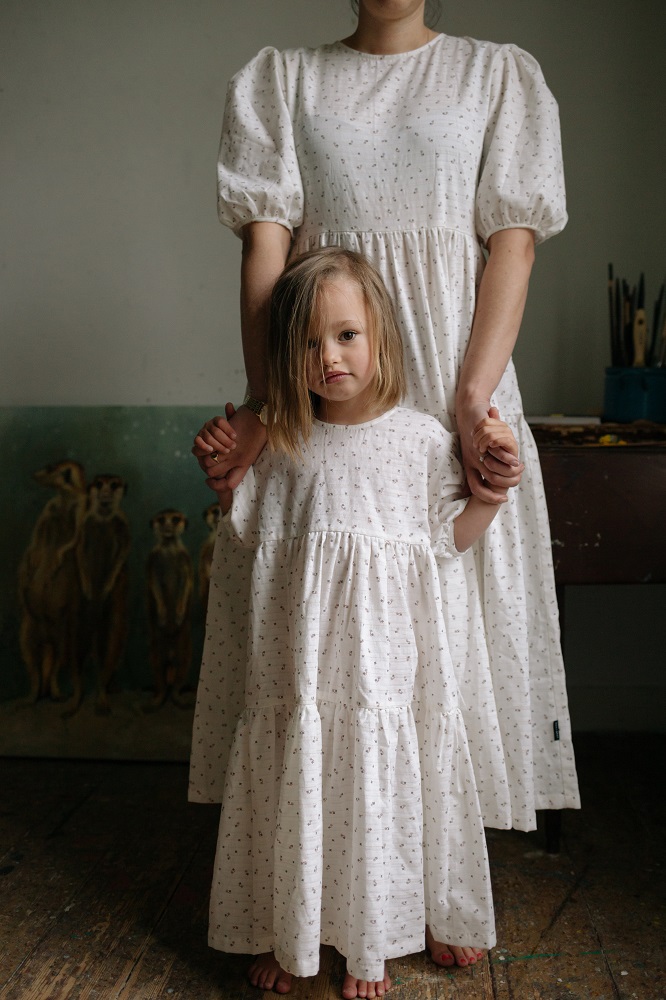 3-6 Damen- und Kinderkleid, weiß, dezentes Muster, kurze Puffärmel, entspannter Schnitt, bodenlang, Mutter-Kind-Kombination.
