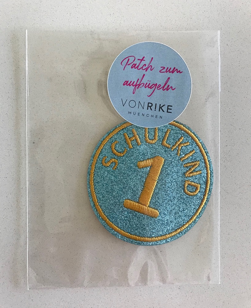 IMG_5908 Aufnäher, rund, türkis, gelbe Stickerei, Schriftzug "Schulkind 1", Verpackung, Aufbügel-Patch
